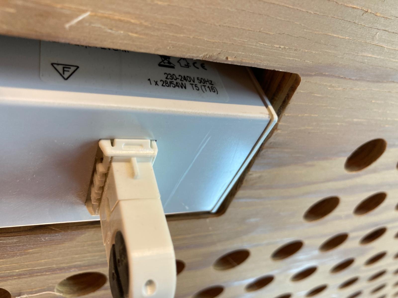 Apertura nel soffitto e supporto metallico esistenti presso Emser Therme