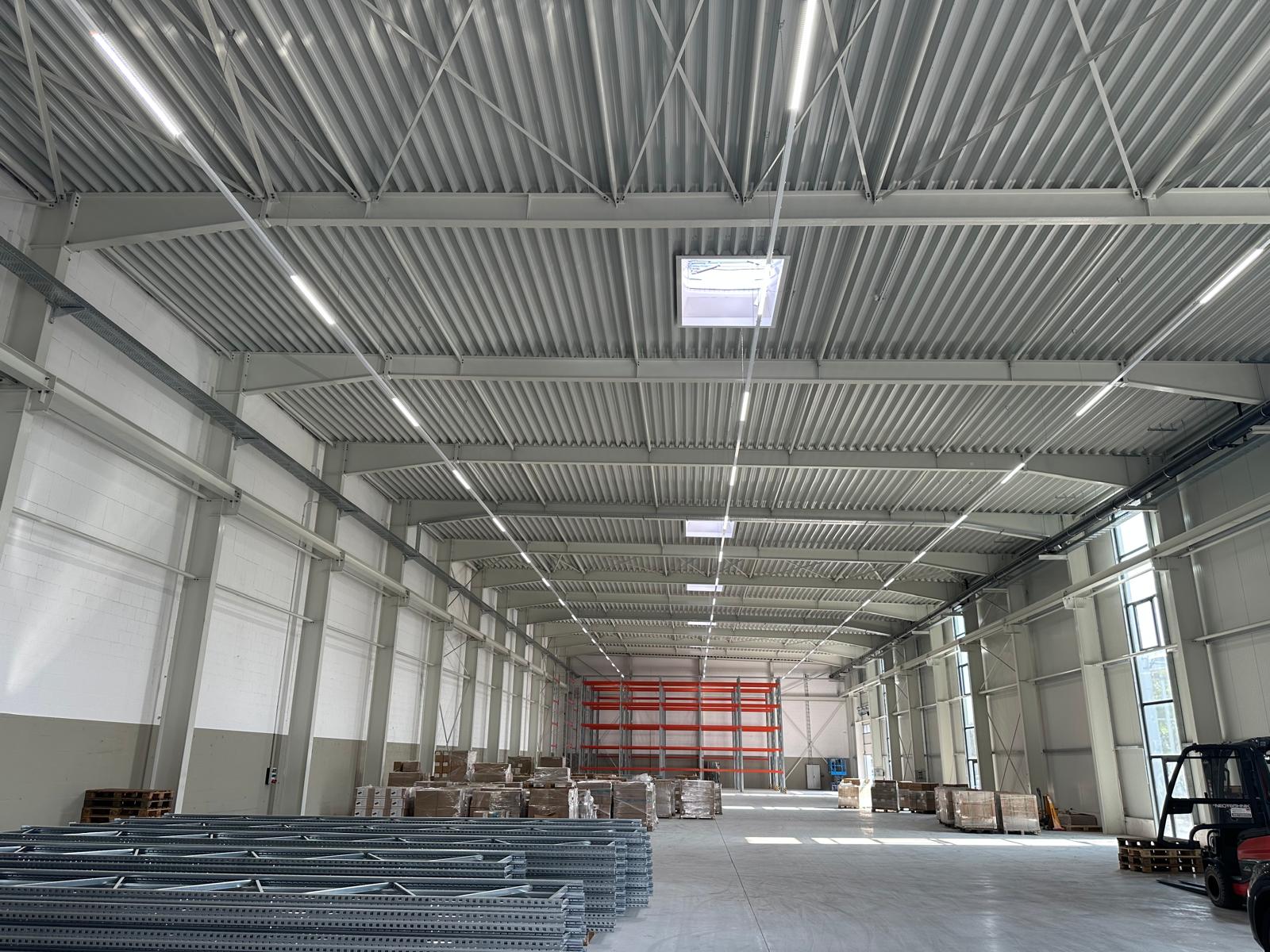 Nuevo almacén de gran altura de Gebhard Stahl en Werl con sistema de carril portante UNIVERSALIS instalado